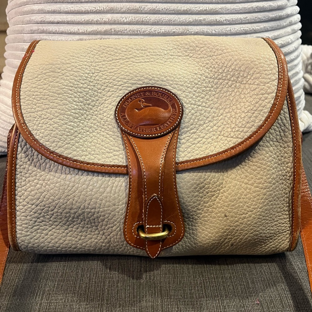 Vintage DOONEY & BOURKE All Weather Leather Surrey crossbody bag Purse White Tan